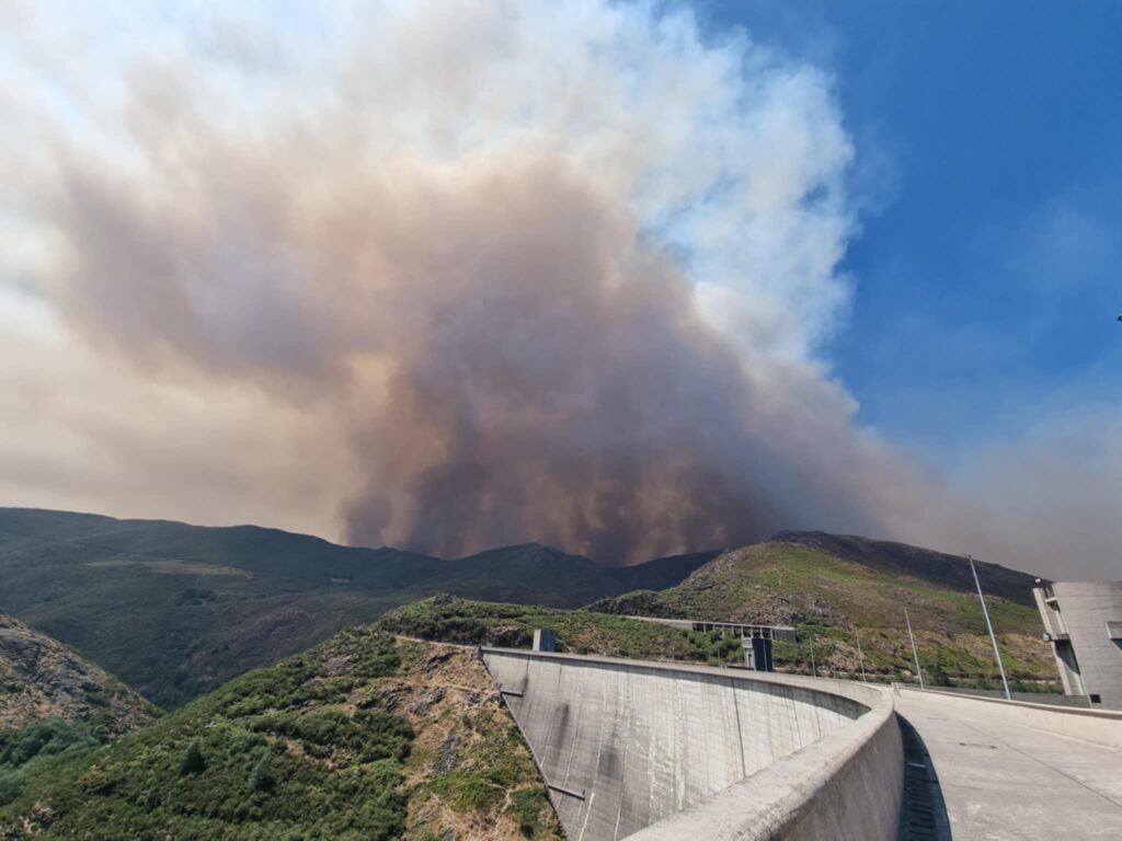 Incêndio visto do paredão da Barragem de Vilarinho das Furnas em Terras de Bouro ponte da barca