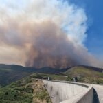 Incêndio visto do paredão da Barragem de Vilarinho das Furnas em Terras de Bouro ponte da barca