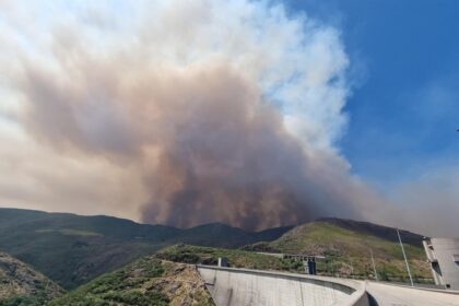 Incêndio visto do paredão da Barragem de Vilarinho das Furnas em Terras de Bouro ponte da barca