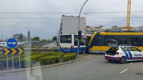 Vila do Conde: Colisão de metro com autocarro faz um ferido acidente metro vila do conde