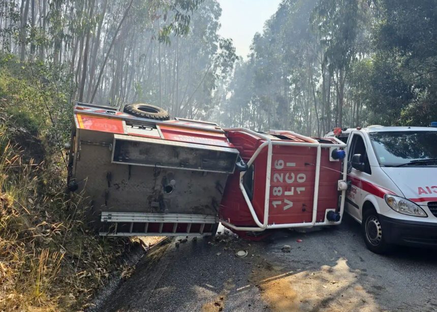 Camião de bombeiros capota bombeiros capota