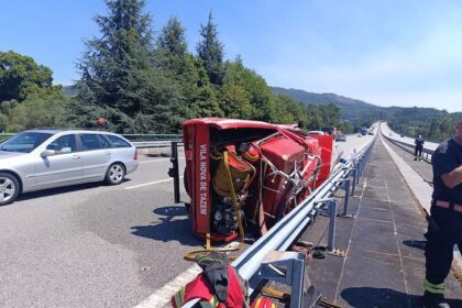 capotamento a3 bombeiros vila nova de tazem - 1