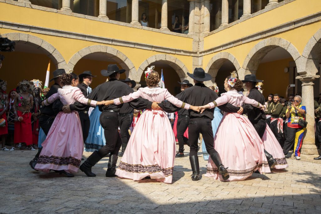 Dez país e um só rio. "Festival Internacional de Folclore" já mexeu na Câmara de Barcelos grupo musica festival rio barcelos ponte medieval 1