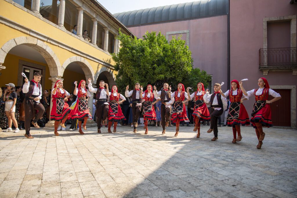 Dez país e um só rio. "Festival Internacional de Folclore" já mexeu na Câmara de Barcelos grupo musica festival rio barcelos ponte medieval 3