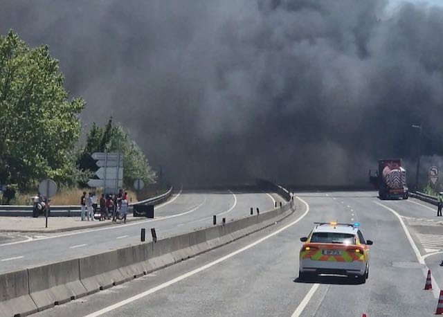 Incêndio deflagra em armazém de materiais de construção incendio coimbra antanhol - 1