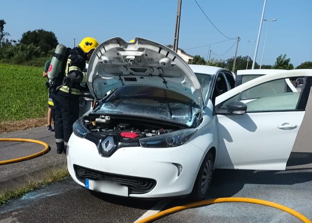 Esposende: Incêndio atinge carro em Apúlia incendio viatura apulia esposende carro bv fao - 2