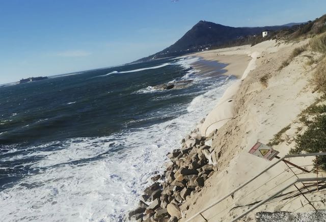 praia areal moledo erosao