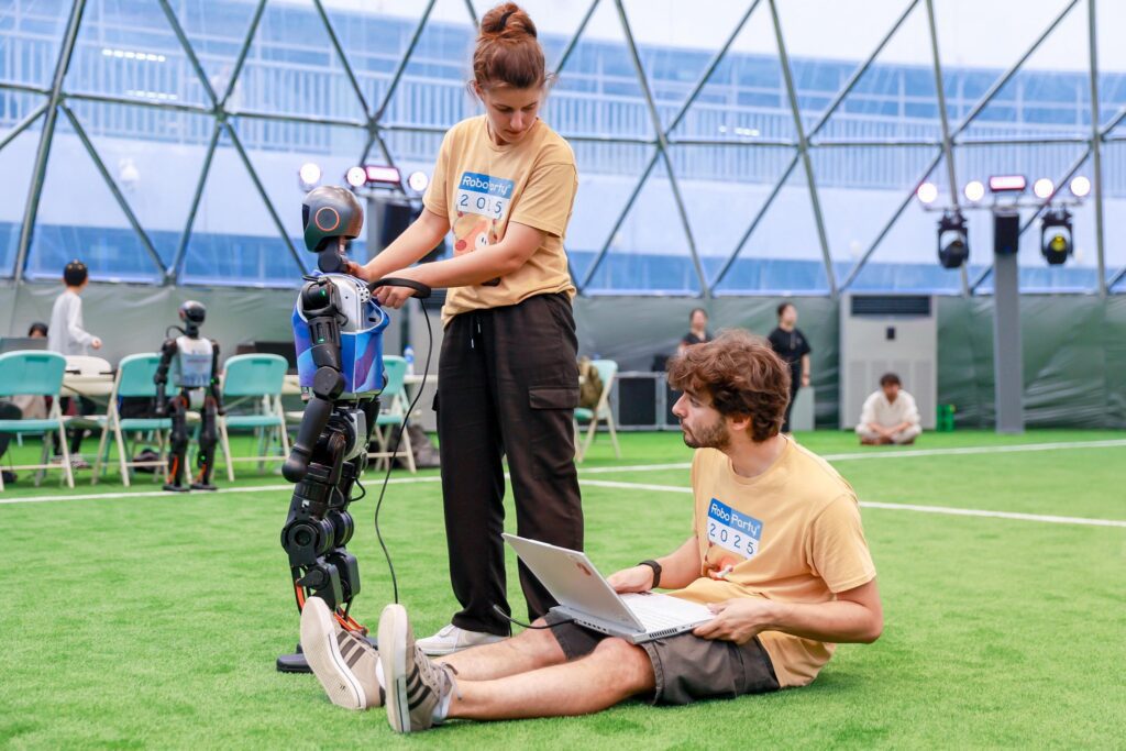 UMinho: Atenção "olheiros". Têm drible forte e já treinam na China Humanoide robot uminho pequim