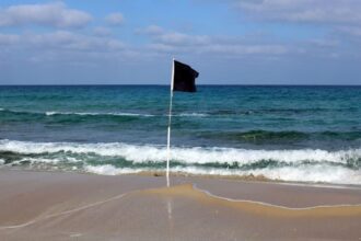 Bandeira preta praia