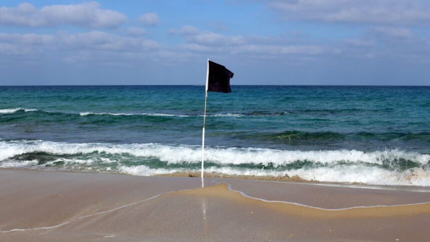 Bandeira preta praia