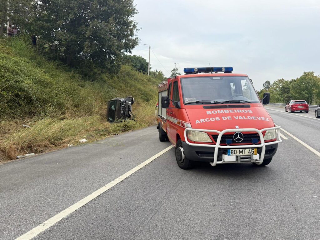 Arcos de Valdevez: Acidente no IC28 faz quatro feridos IMG 4714