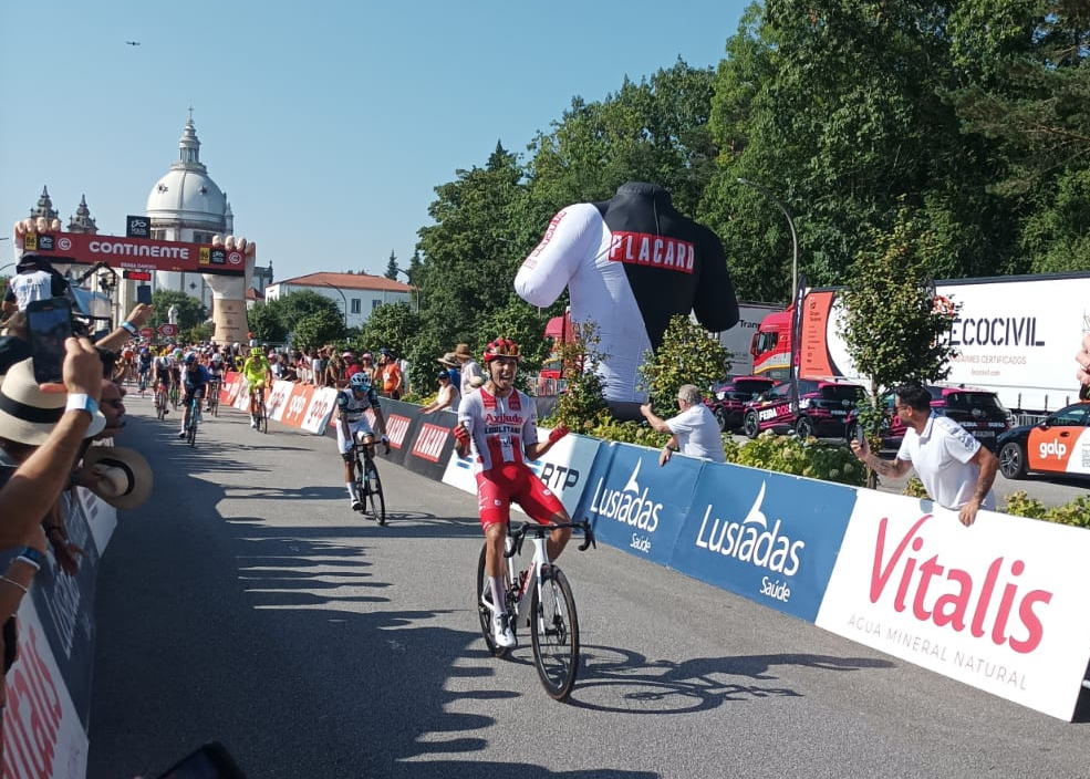 Ciclismo: Nicolás Tivani triunfa no Sameiro e Rafael Reis mantém a amarela ciclismo braga sameiro volta a portugal