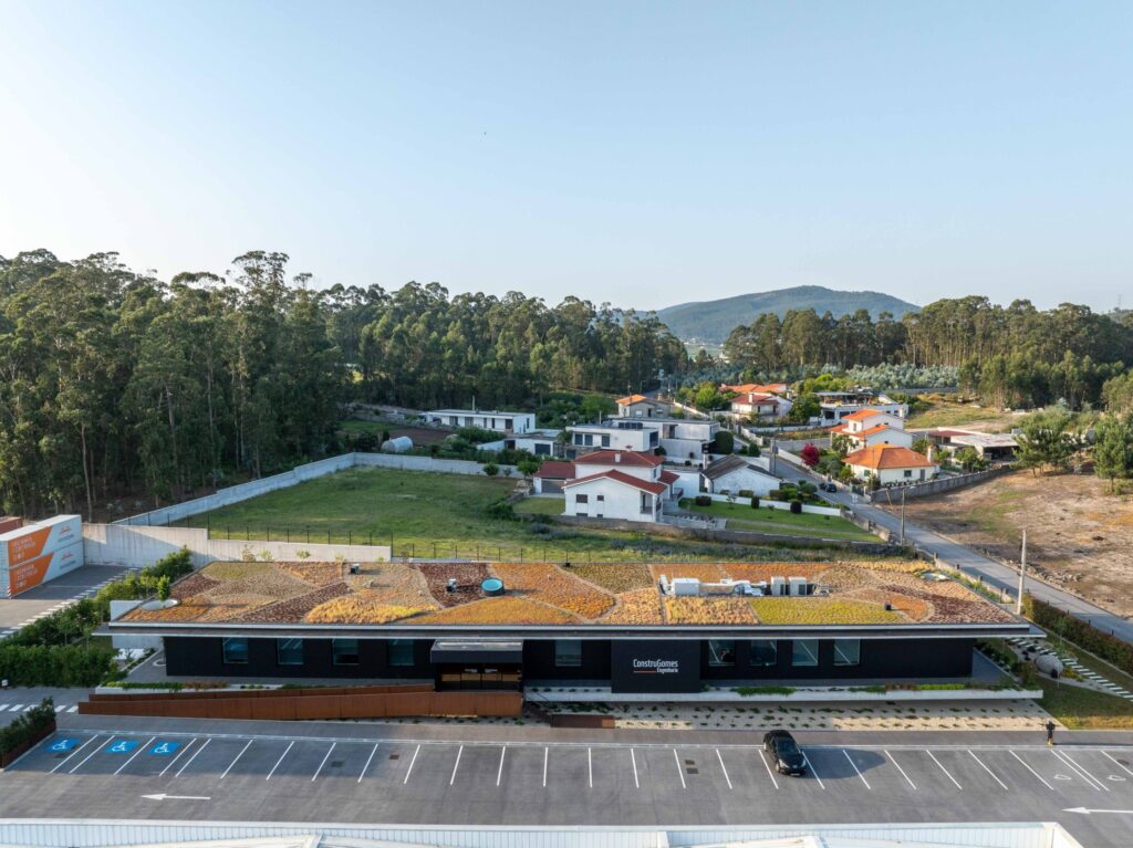 Em Barcelos. Nova sede da "ConstruGomes" tem um telhado que é puro verde e inovação construgomes barcelos