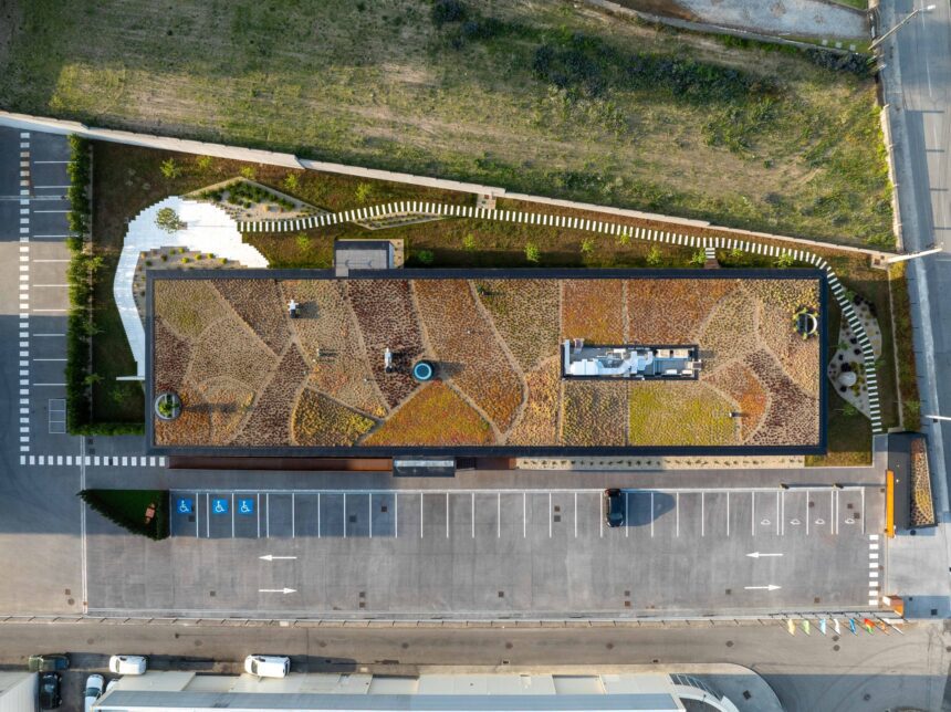 Em Barcelos. Nova sede da "ConstruGomes" tem um telhado que é puro verde e inovação construgomes barcelos