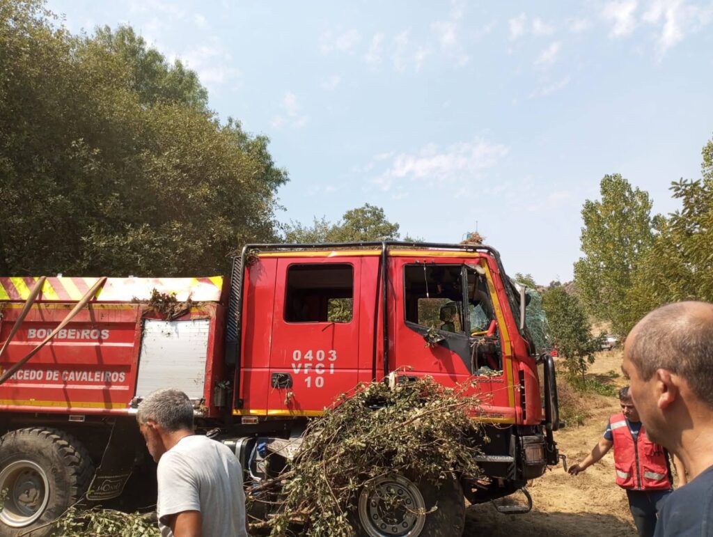 Três operacionais feridos após despiste de viatura dos bombeiros bombeiros viatura acidente