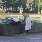 Braga homem faz higiene em chafariz do centro da cidade