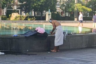 Braga homem faz higiene em chafariz do centro da cidade