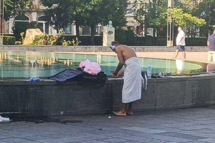 Braga homem faz higiene em chafariz do centro da cidade