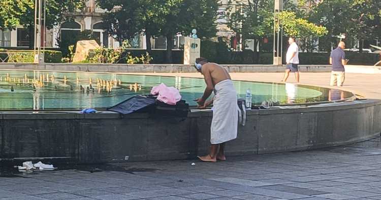 Braga homem faz higiene em chafariz do centro da cidade