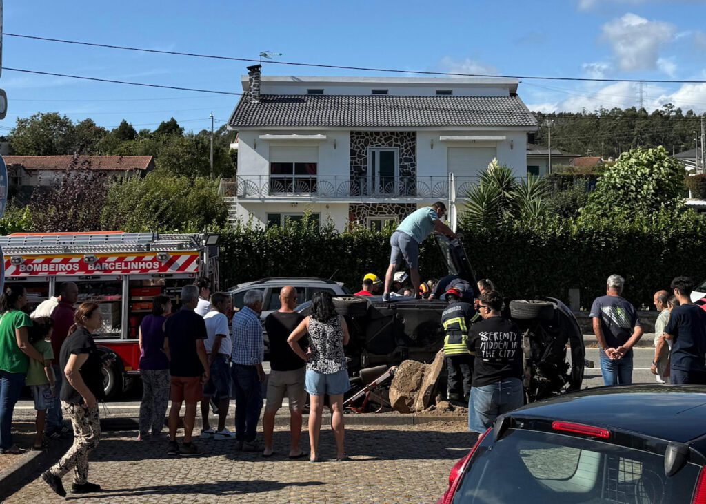 Barcelos: Despiste seguido de capotamento deixa mulher encarcerada na EN103-1 capotamento em Perelhal - 6