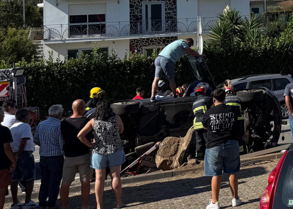 Barcelos: Despiste seguido de capotamento deixa mulher encarcerada na EN103-1 capotamento em Perelhal - 6