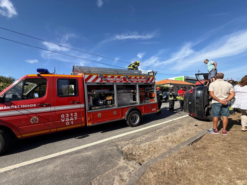 Barcelos: Despiste seguido de capotamento deixa mulher encarcerada na EN103-1 capotamento em Perelhal - 6