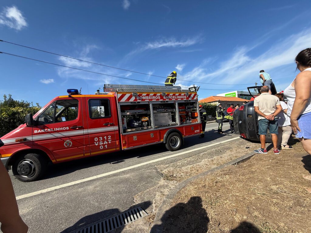 Barcelos: Despiste seguido de capotamento deixa mulher encarcerada na EN103-1 capotamento em Perelhal - 6