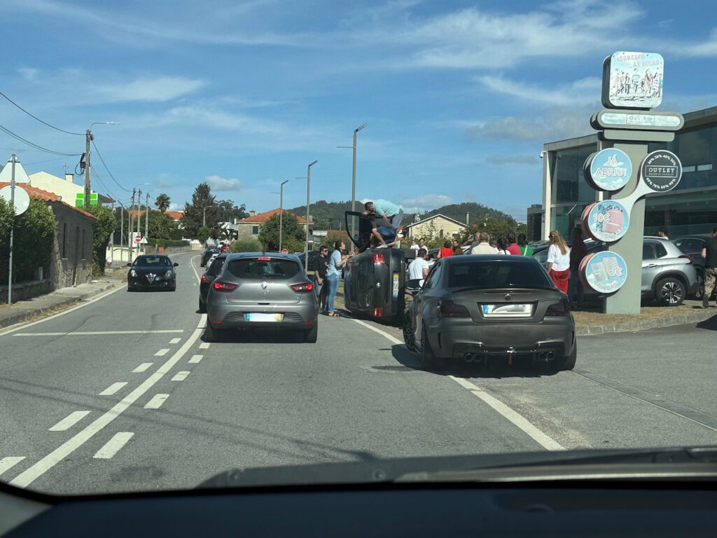 Barcelos: Despiste seguido de capotamento deixa mulher encarcerada na EN103-1 capotamento em Perelhal - 6