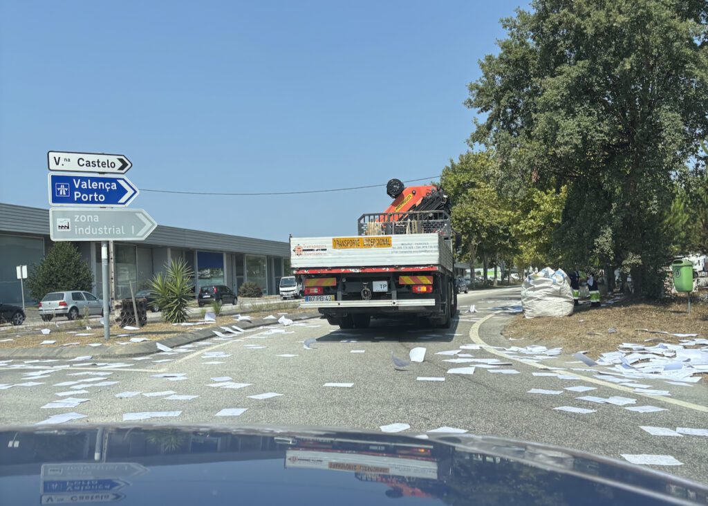 Viana do Castelo carga papeis cai de camiao na EN13 viana neiva 