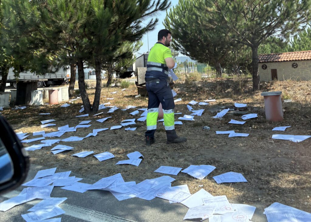 Viana do Castelo carga papeis cai de camiao na EN13 viana neiva