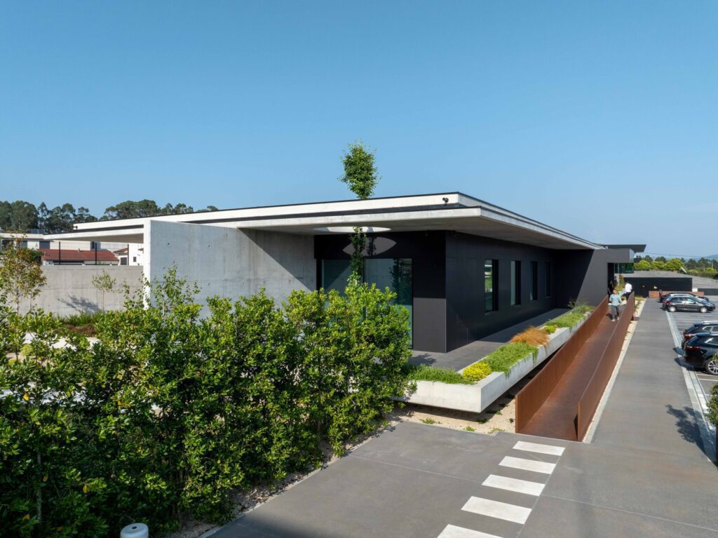 Em Barcelos. Nova sede da "ConstruGomes" tem um telhado que é puro verde e inovação construgomes barcelos