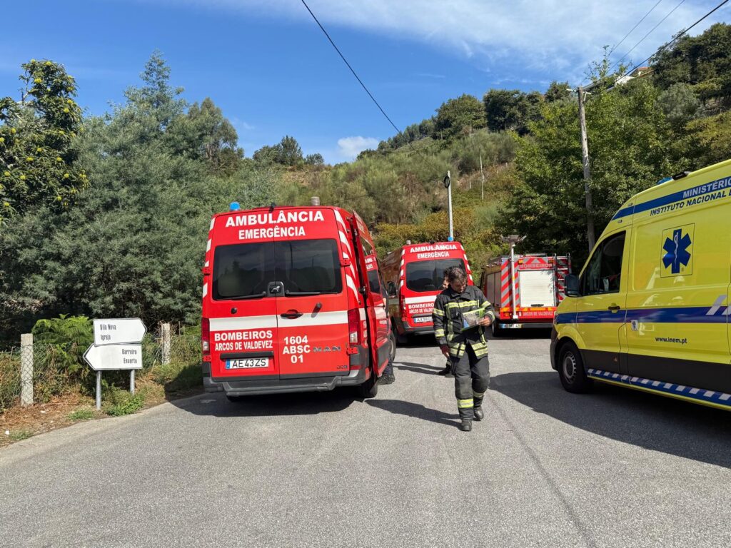 acidente arcos de valdevez capotamento