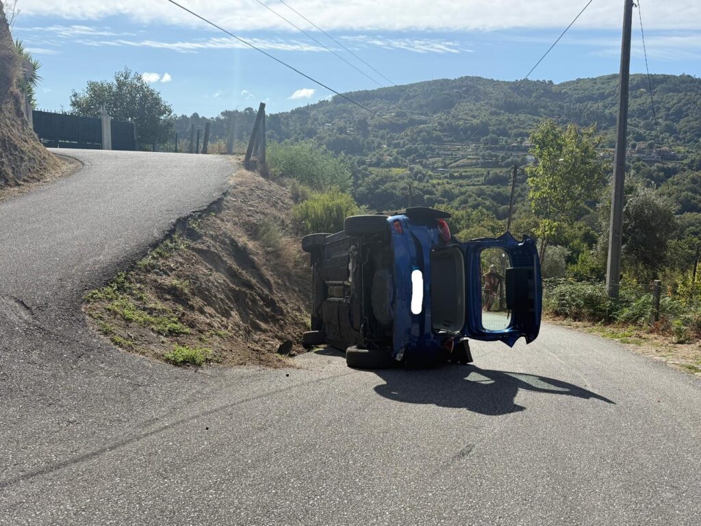 acidente arcos de valdevez capotamento