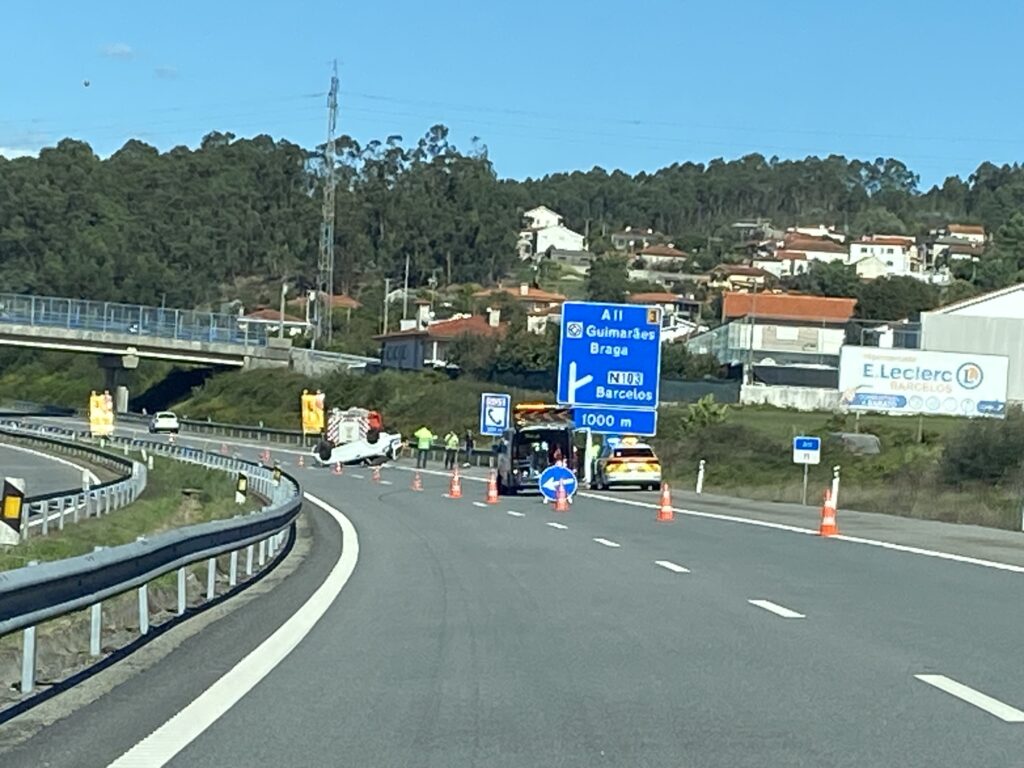 Barcelos: Dois feridos após capotamento na A11 Acidente Barcelos