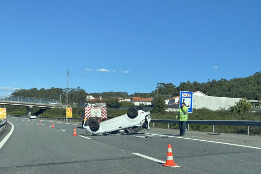 Barcelos: Dois feridos após capotamento na A11 Acidente Barcelos