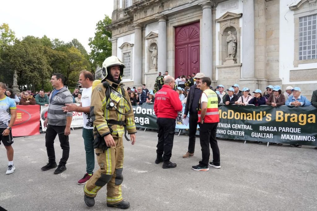 Braga: São 84 imagens incríveis de prova que junta bombeiros a subir "Escadórios da Humanidade" IMG 5140