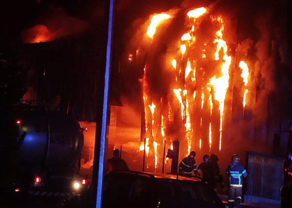 Incêndio em lavandaria industrial mobiliza 54 bombeiros em Rendufe Amares