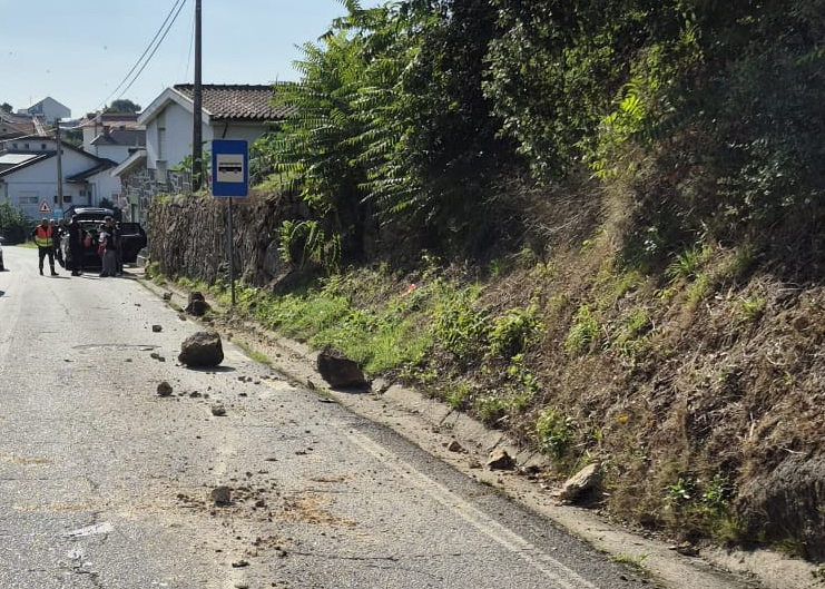Família escapa a queda de pedregulho em Braga derrocada braga adaufe carro atingido