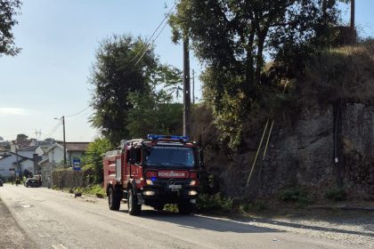 carro braga atingido adaufe pedra