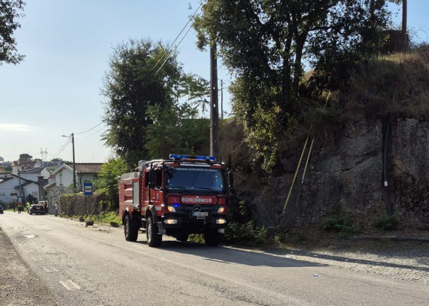 Família escapa a queda de pedregulho em Braga carro braga atingido adaufe pedra