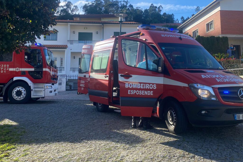 Esposende: Resgate complexo. Homem sofre "crise convulsiva" em cima de telhado esposende resgate crise compulsiva telhado palmeira de faro 3