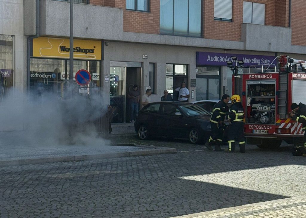 Esposende: Contentor arde no centro da cidade incendio contentor do lixo esposende bombeiros - 1