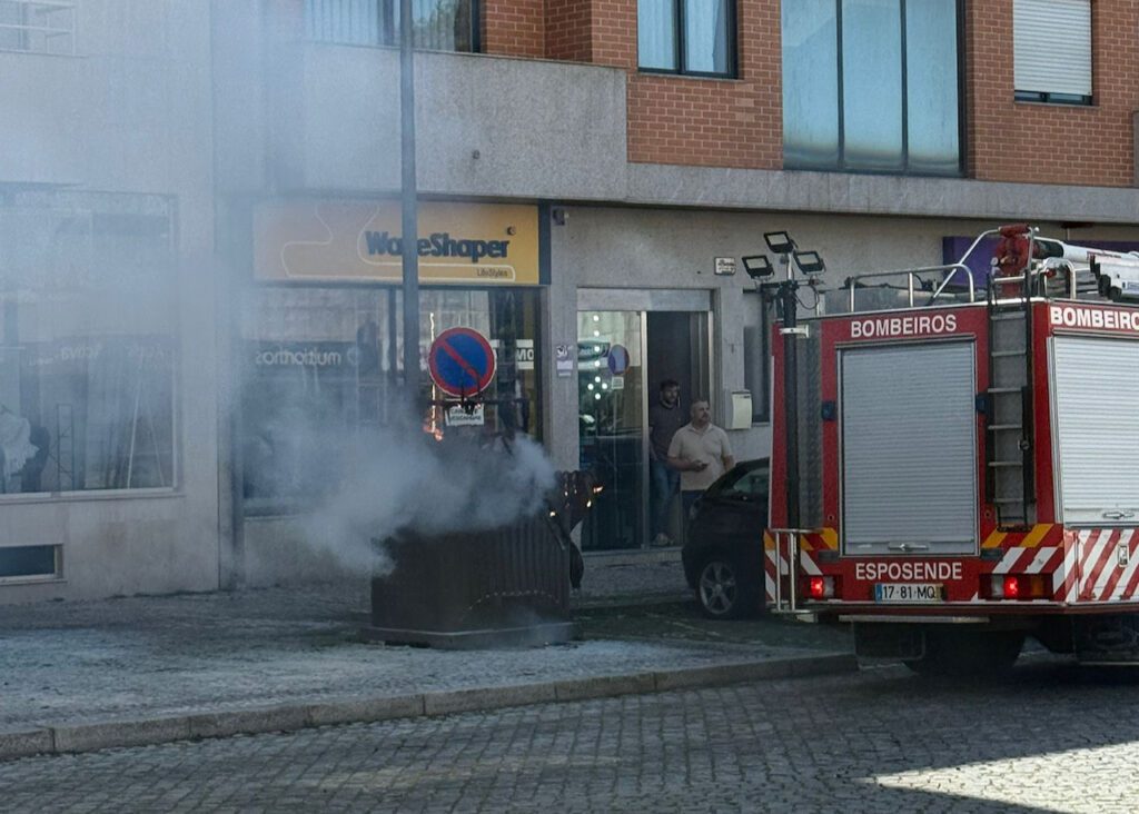 Esposende: Contentor arde no centro da cidade incendio contentor do lixo esposende bombeiros - 1