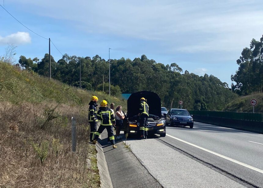 Esposende: Carro com princípio de incêndio na A28 Esposende A28 bombeiros