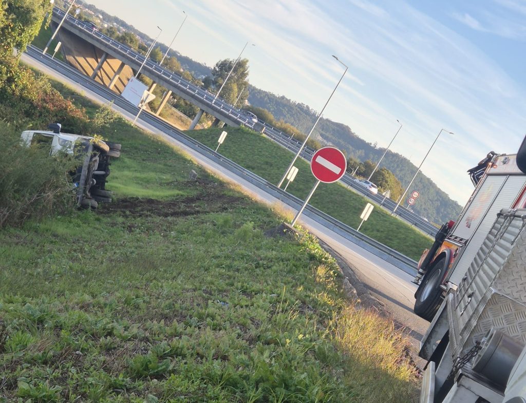 Viana: Carrinha entra em despiste e capota lateralmente em talude Acidente viana carrinha tomba talude