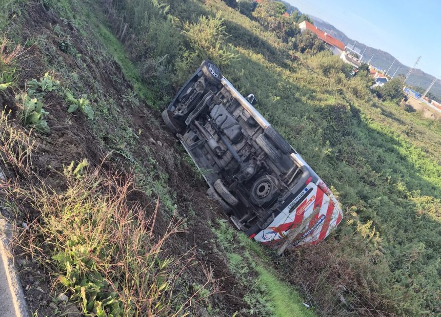 Viana: Carrinha entra em despiste e capota lateralmente em talude Acidente viana tomba carrinha Meadela