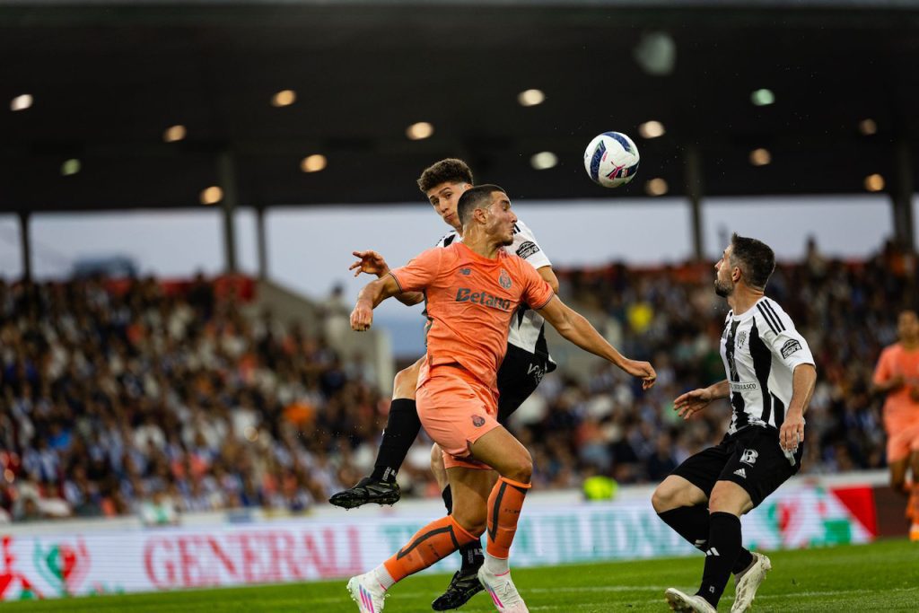 Futebol: Celoricense cai aos pés do FC Porto Celoricense FC Porto 4