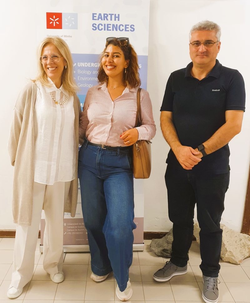 Chaima Badri ao centro com os orientadores Paula Marinho Reis e Renato Henriques