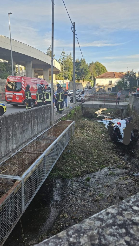 Viana: Carrinha entra em despiste e capota lateralmente em talude Acidente Viana
