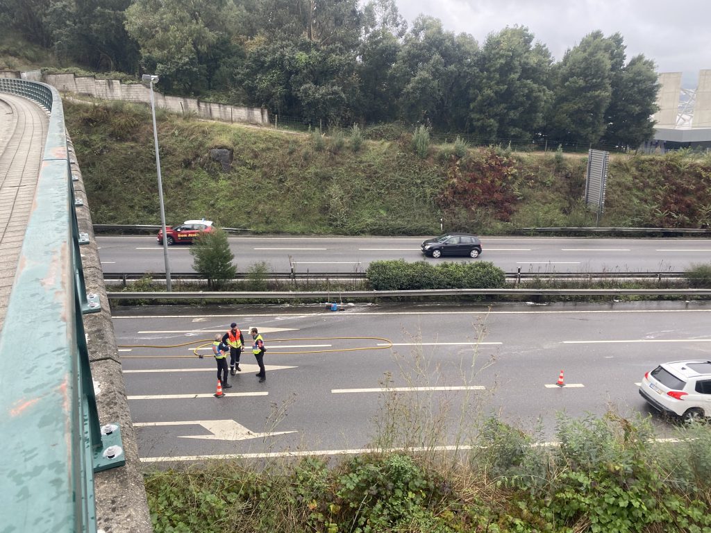 Braga: Acidente na Variante de Prado provoca derrame de combustível e filas de trânsito Braga acidente variante